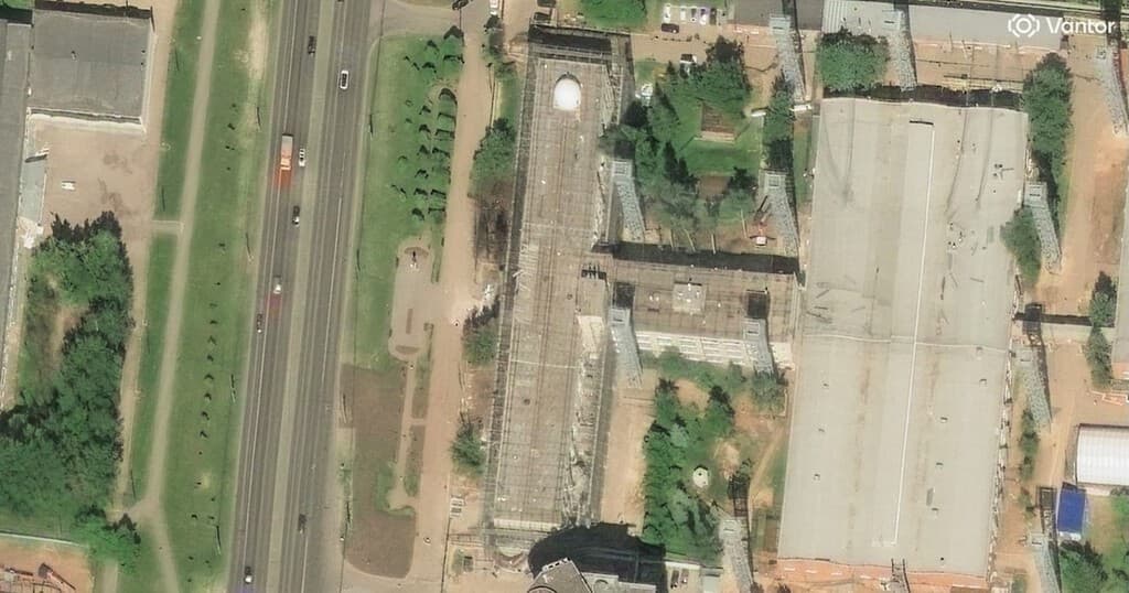 Imágenes satelitales revelaron que Rusia cubrió un edificio con una jaula antidrón. Ucrania la convirtió en decorado de cine de acción