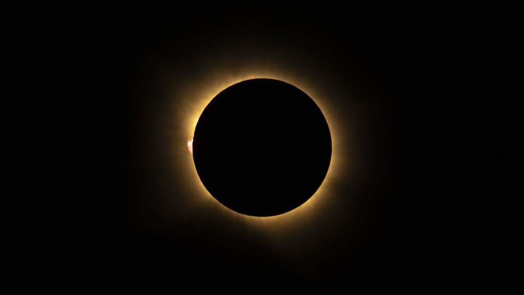 El misterioso "punto rojo" que vimos en el eclipse de ayer tiene nombre y apellidos: así explica la ciencia este fascinante fenómeno