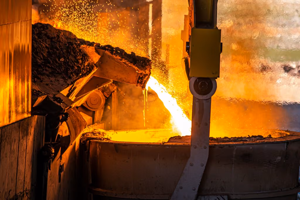 No hay aleación de metal capaz de soportar carga a más de
2.400 ºC sin ceder. China acaba de decir "sujétame el cubata"