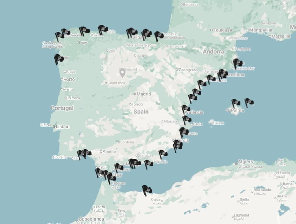 Las 48 playas con "bandera negra" que tiene España este verano, en un mapa