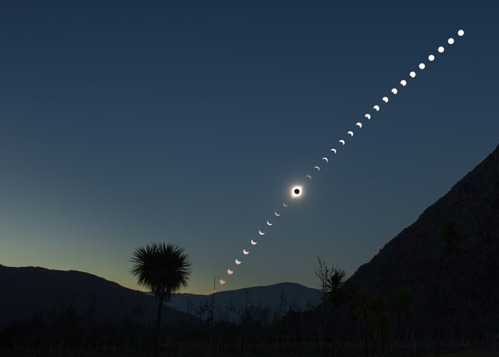 David Galadí, astrónomo: "Grabar un eclipse con el móvil es un error, vamos a perdernos el espectáculo"