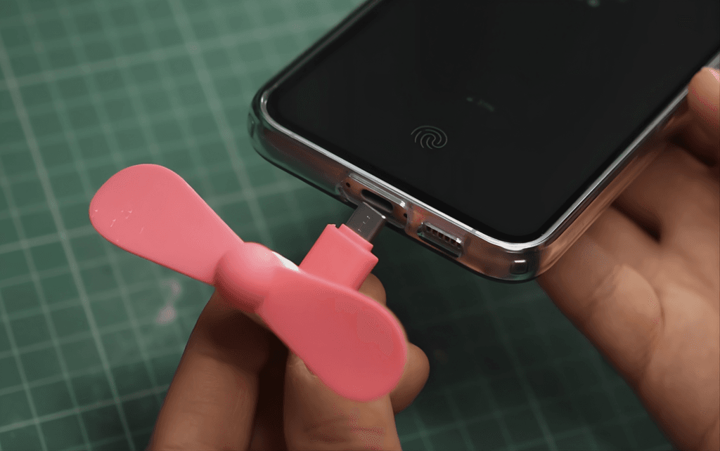 "Si tienes este ventilador para el móvil, dáselo a alguien que te caiga mal": el peligro de conectar cualquier cosa al USB del móvil