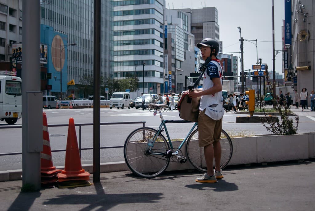 Por primera vez, Tokio permite a los hombres ir en pantalón corto a la oficina. Y eso está provocando una revolución