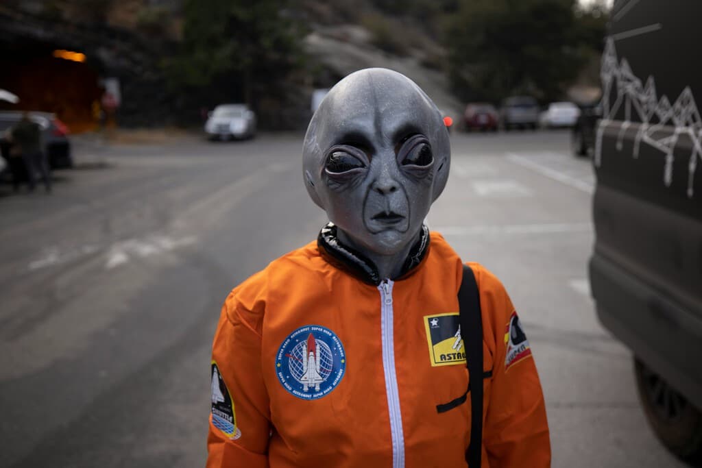 Llevamos décadas buscando alienígenas de la forma equivocada. La solución podría estar en el polvo de la Luna