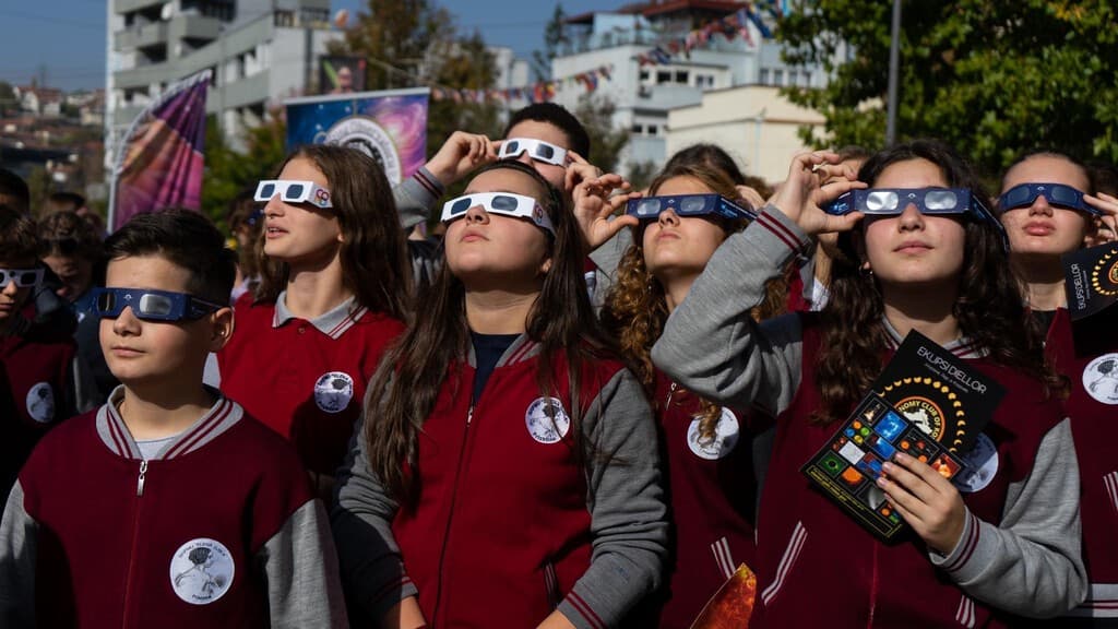 Encontrar unas gafas homologadas para ver el eclipse es más complejo de lo que parece: aquí tienes una guía