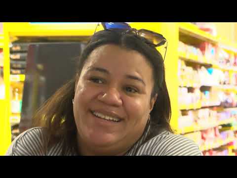 Padres de familia buscan ofertas para comprar los útiles