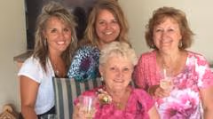 La "hora feliz" de las abuelas: la mujer que logró cambiar una ley en EE.UU. para permitir el alcohol en asilos