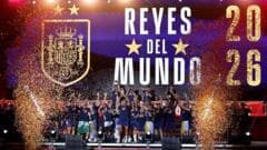 Las imágenes de los multitudinarios festejos de los jugadores de la selección española por las calles de Madrid tras proclamarse campeones en el Mundial 2026