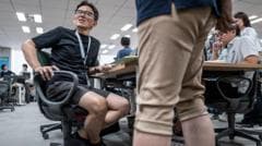 Tokio insta a los hombres a usar pantalones cortos en el trabajo, pero algunas mujeres dicen que es "acoso por el vello de las piernas"