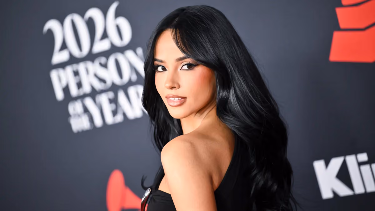 Becky G explora sonidos latinos en 'Baraja Bendita', un álbum sobre las raíces y el destino