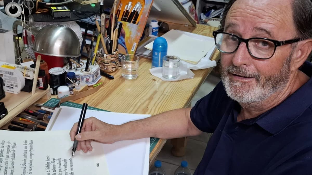 Un profesor de Dibujo malagueño ha invertido seis años y medio en reescribir el 'Quijote' en caligrafía gótica