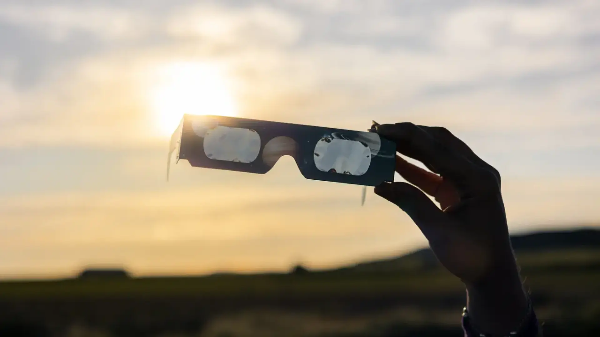 Alerta antes del eclipse solar total: retiran seis modelos de gafas que pueden causar lesiones oculares