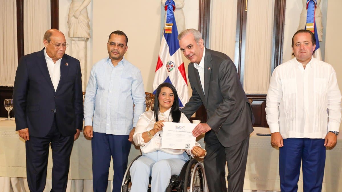 Abinader entrega becas en inteligencia artificial, ciencia de datos, ciberseguridad y otras áreas
