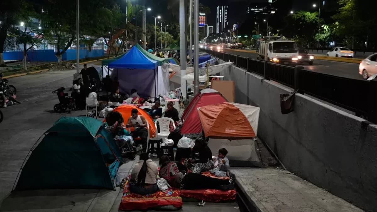 Los venezolanos duermen en coches y bajo los árboles mientras se preguntan dónde vivirán después de los terremotos