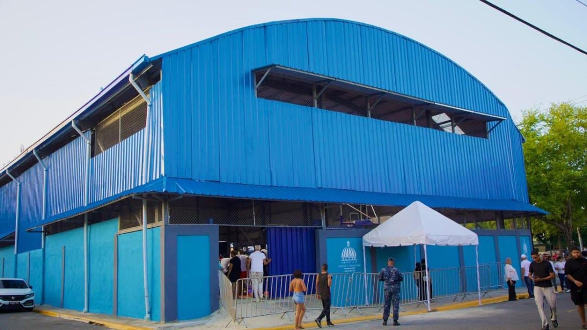 Luis Abinader entrega el techado del Club Deportivo 30 de Mayo