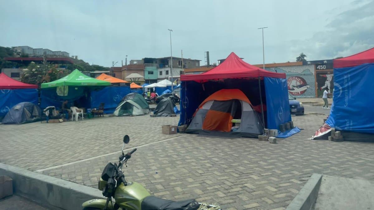 Entre carpas y escombros: así sobreviven las familias afectadas por el terremoto en La Guaira, Venezuela
