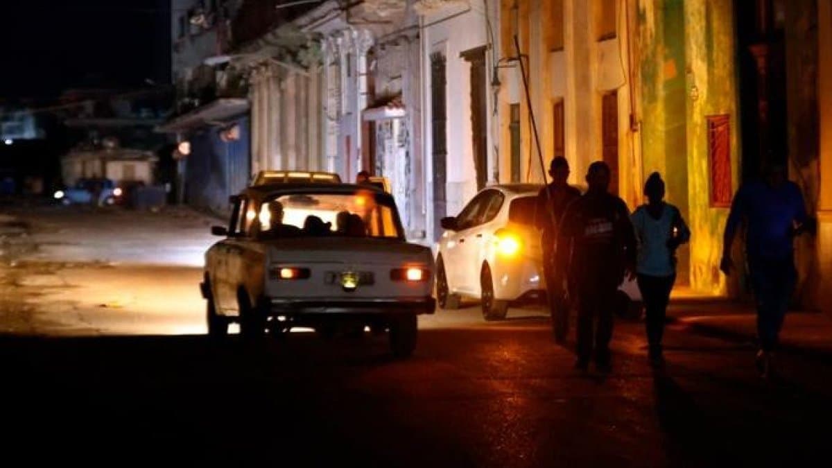 Cuba conecta su red eléctrica tras el tercer apagón general en una semana