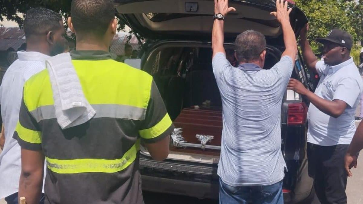 Hombre habría muerto tras ser golpeado mientras estaba bajo custodia de la Policía en San Cristóbal