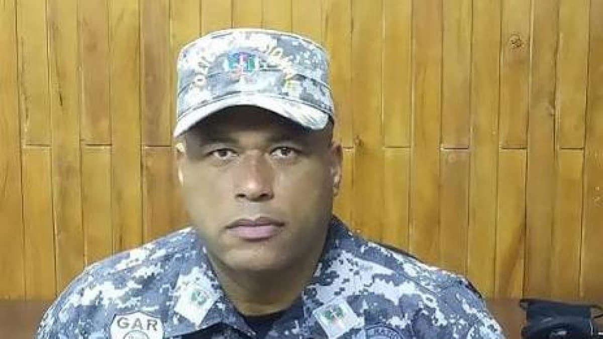 General retirado de la Policía muere tras desplomarse durante torneo de baloncesto