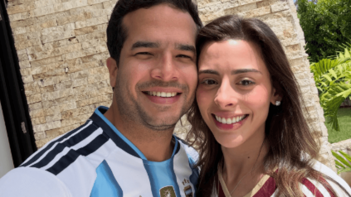 Omar Fernández y Alexia Tubio viven la final Argentina–España en casa dividida