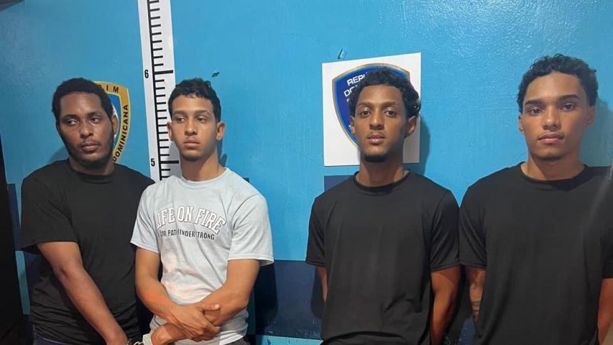 La Policía frustra huida de cuatro presuntos asaltantes de joyería en Santiago; recupera prendas