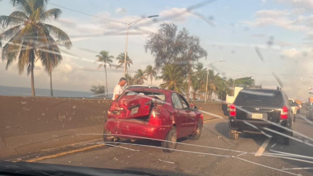 ¿Qué pasó en la autopista Las Américas? Accidente genera enorme tapón