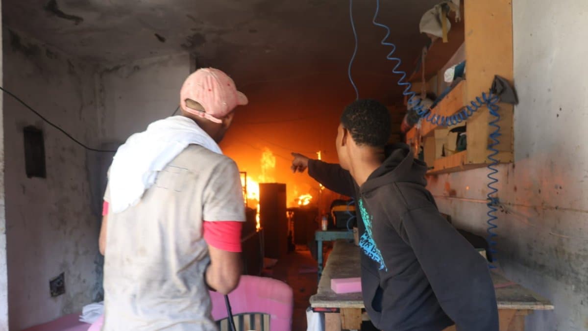 Incendio consume tienda de muebles en Villa Consuelo