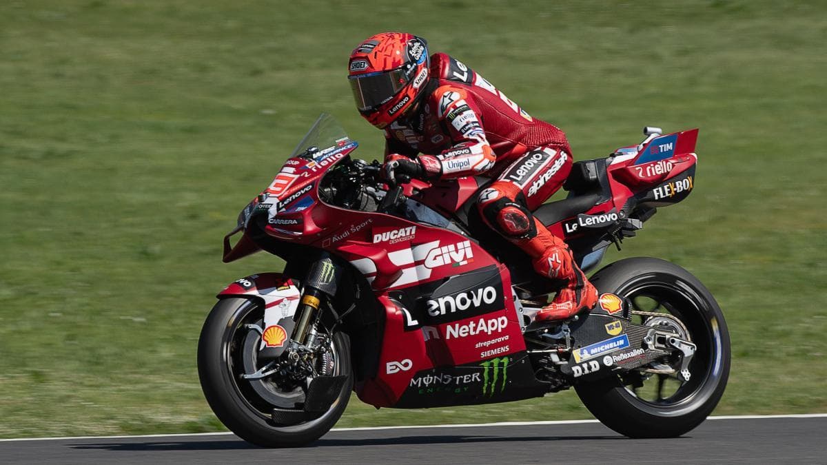 Marc Márquez sigue en otra liga en los primeros libres de MotoGP a pesar de una caída