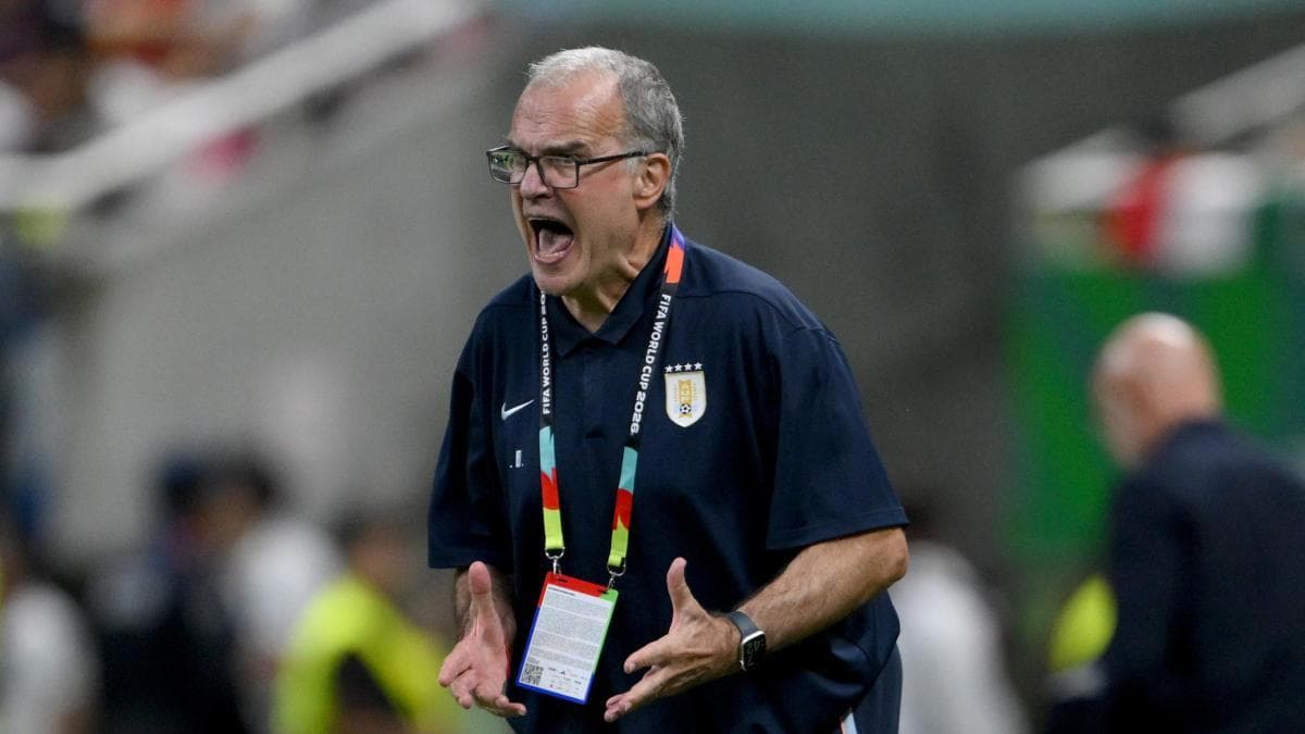 Bombazo en Uruguay: revelan lo que dijo Bielsa a los jugadores tras el KO ante España