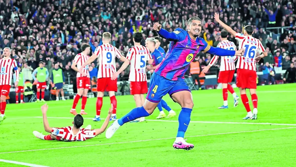 Araujo: charla con Flick y Simeone, atento