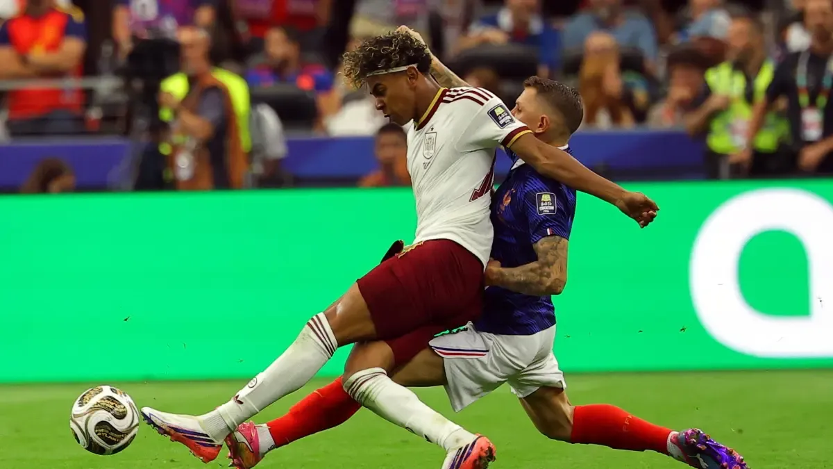 El mensaje de Lucas Digne tras su penalti a Lamine Yamal