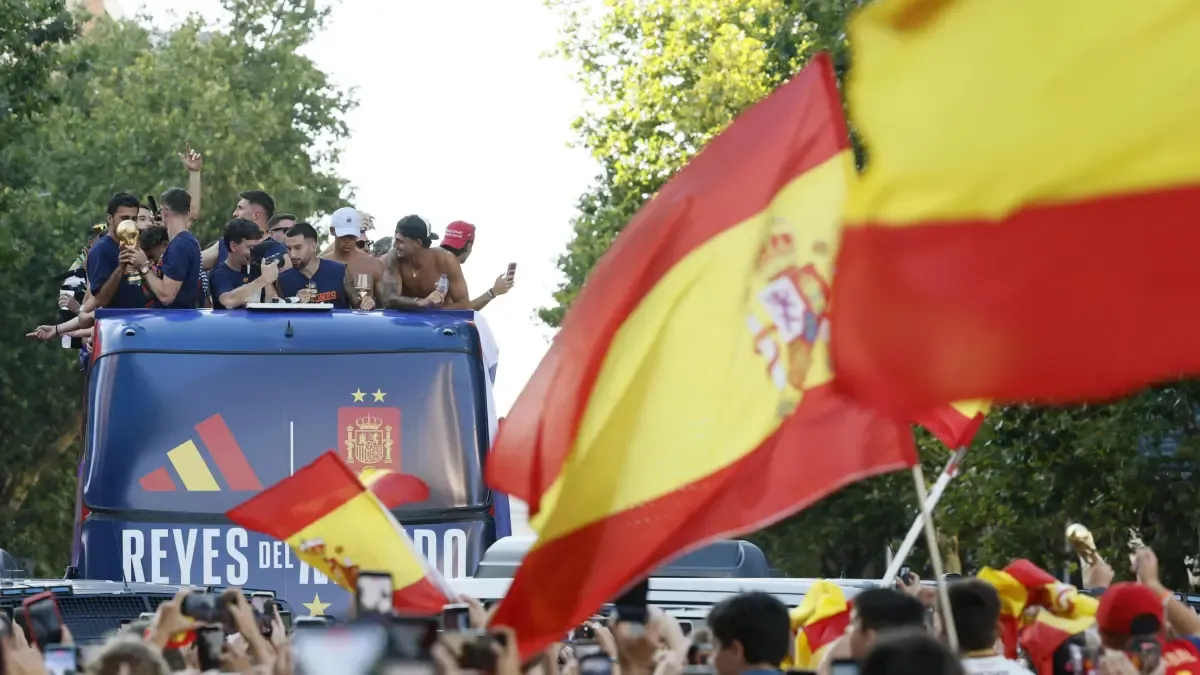 La comentada gorra de Ferran Torres en la rúa