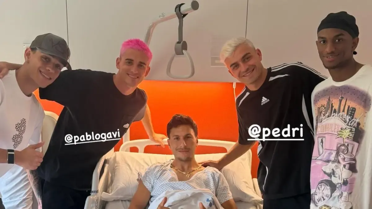 Roony, apoyado por sus compañeros
