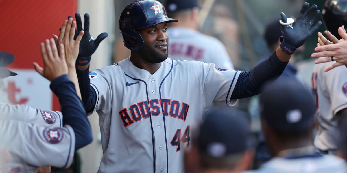 Álvarez guía a Astros con un enorme jonrón y la carrera de la ventaja