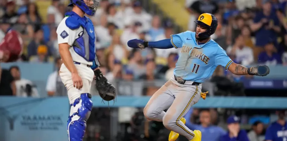 Cerveceros anotan tres en la novena para vencer 5-4 a Dodgers y Edwin Díaz