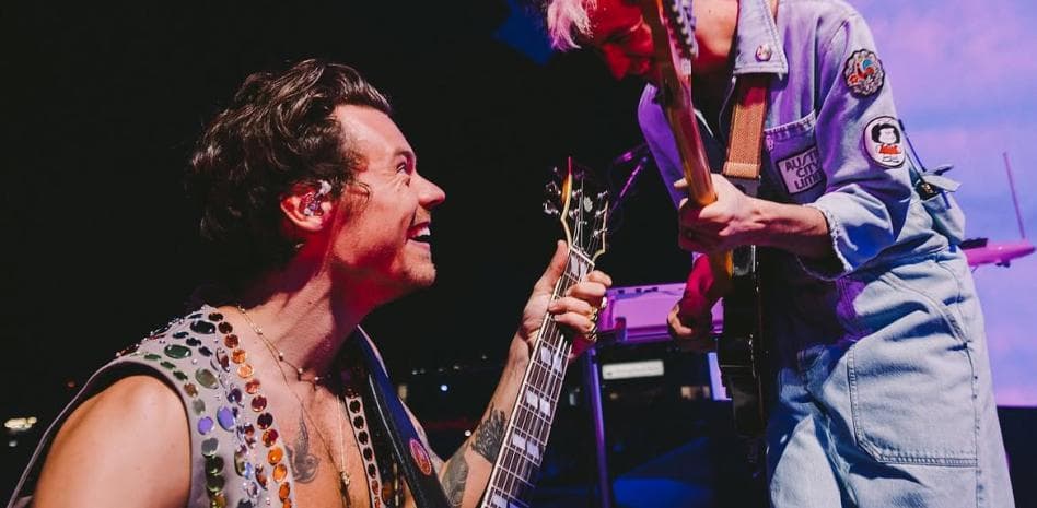 Harry Styles pide traducción y su guitarrista aprovecha para bromear: “Por favor, ayúdennos”