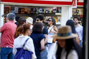 La reina Letizia sorprende con una visita cercana a la Feria del Libro de Madrid