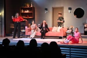“Nunca te fíes de una mujer despechada”, conquista al público en su estreno con risas, secretos y giros inesperados