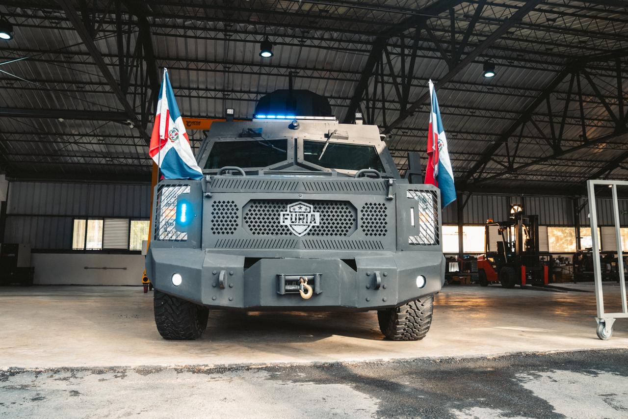 La industria militar dominicana presenta vehículos blindados ensamblados en el país en feria de Santiago