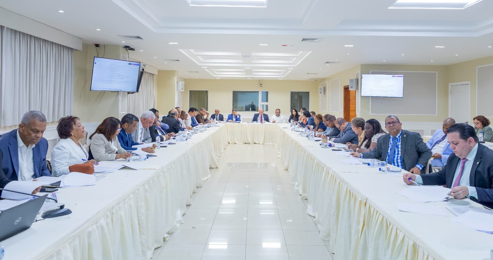 Comisión bicameral escuchará a Magín Díaz y la AIRD por medidas fiscales