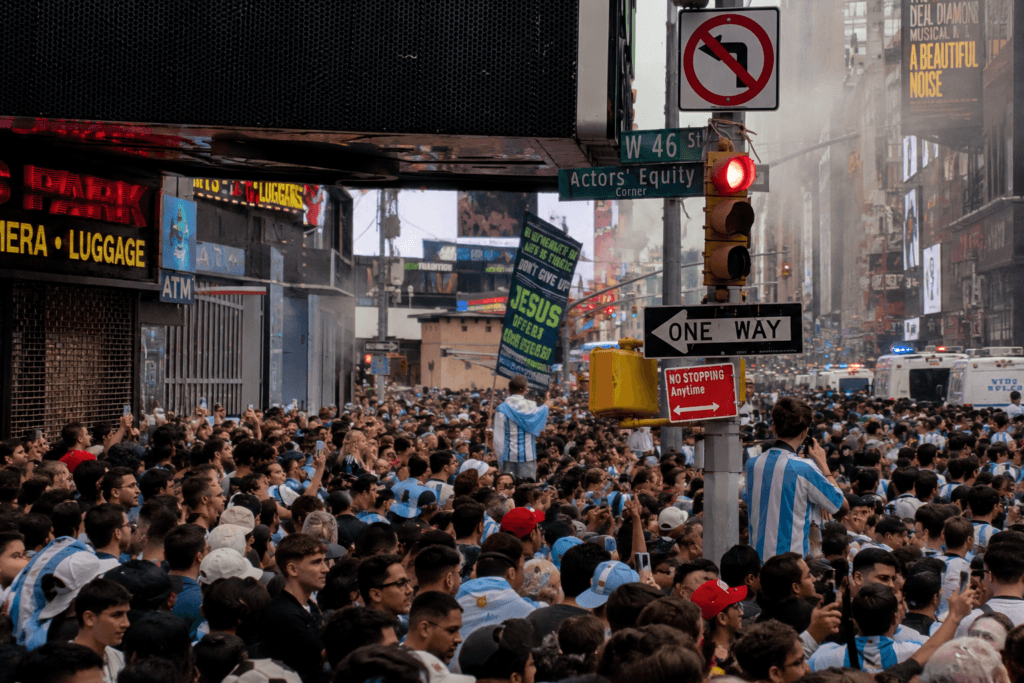 La marea albiceleste invade Times Square a horas de la gran final del Mundial