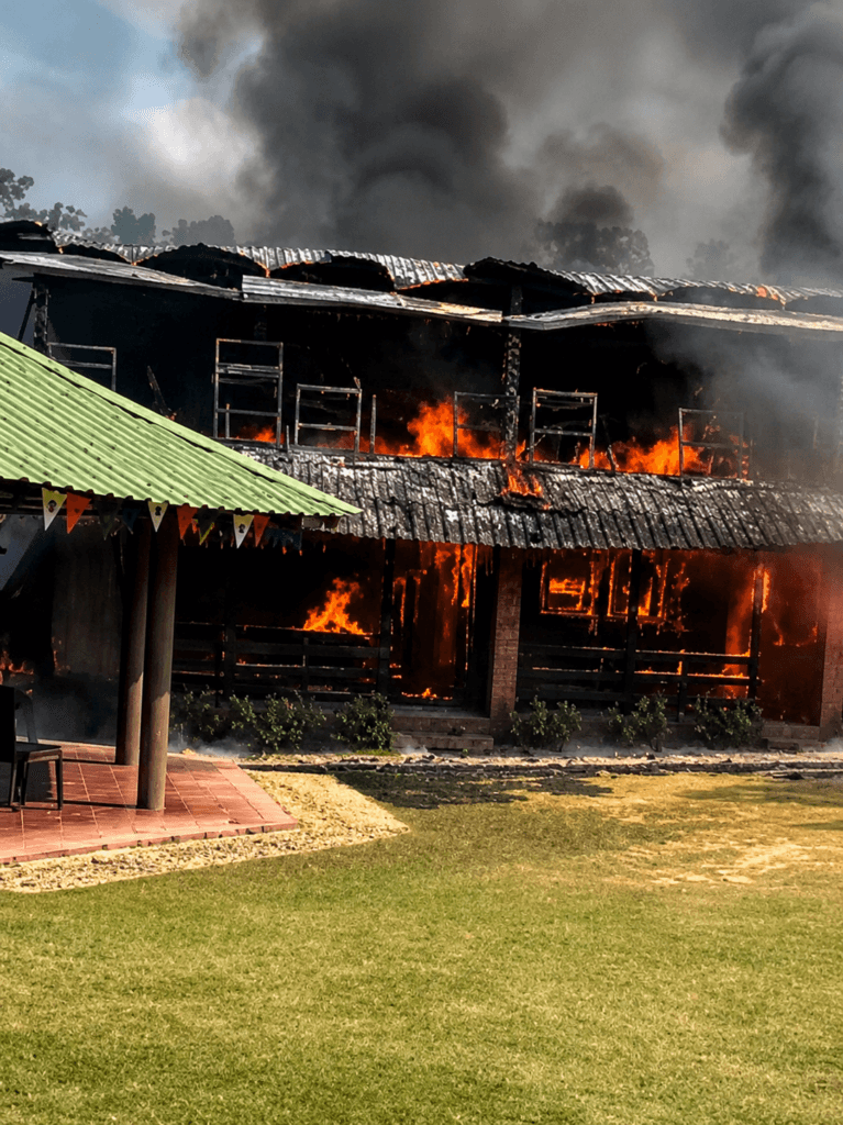 Incendio provoca pérdidas materiales en el campamento de Comatillo, en Bayaguana