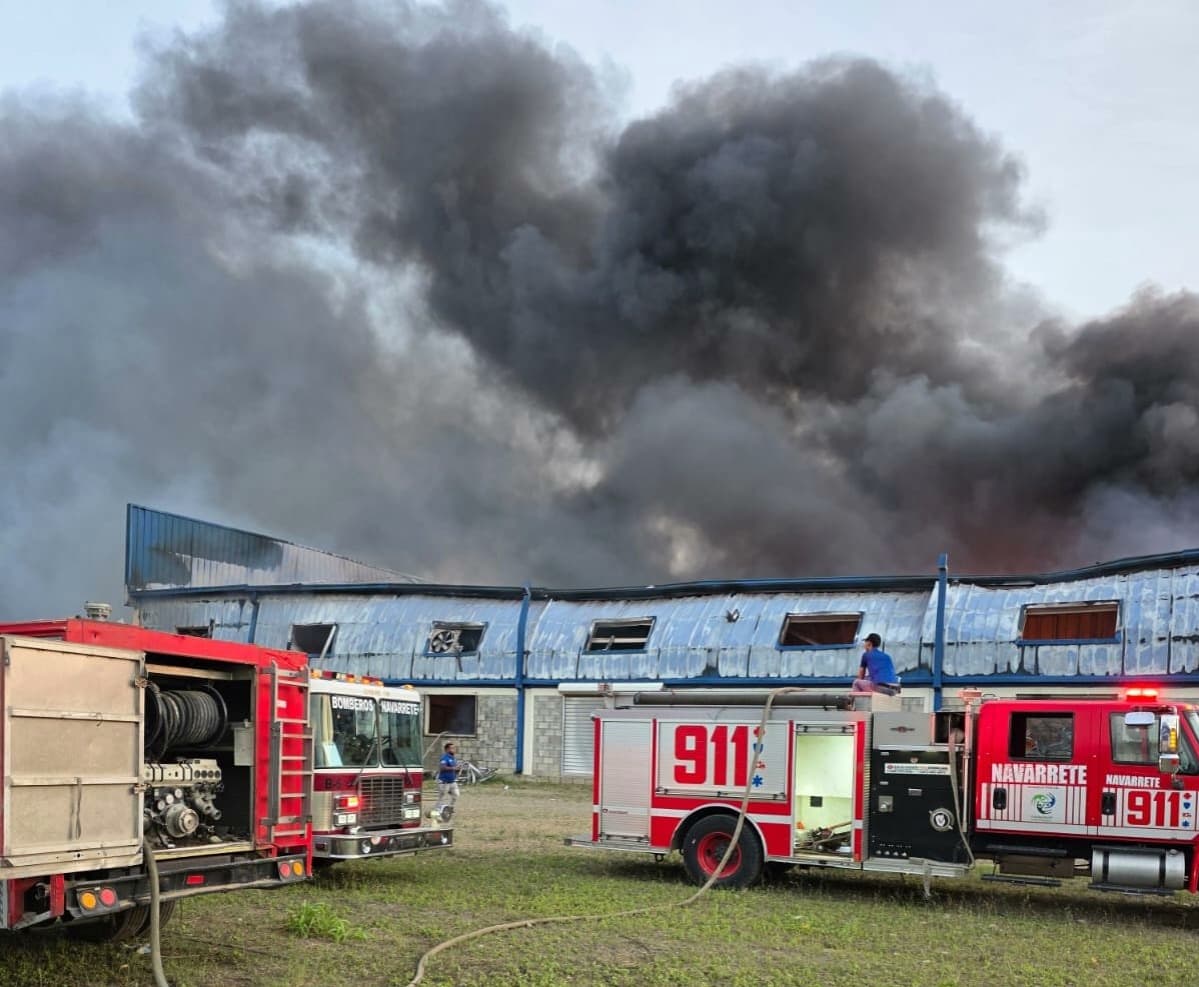 Bomberos intentan sofocar incendio en nave del Parque Industrial Los Candelones en Navarrete