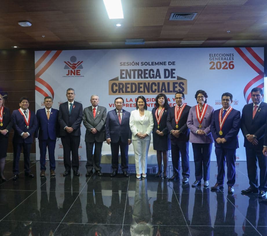 Keiko Fujimori recibe las credenciales que la acreditan como presidenta del Perú
