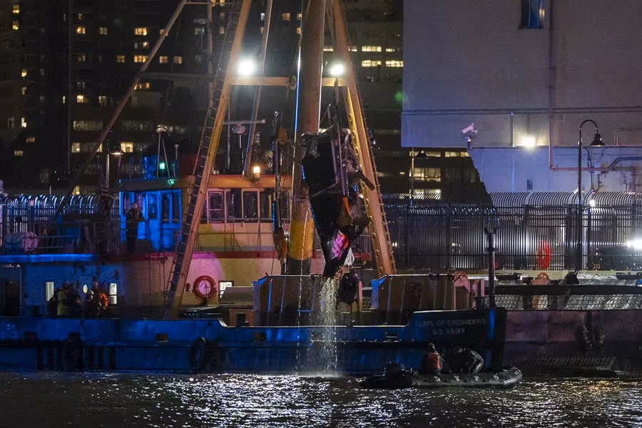 Aves habrían impactado al helicóptero en que murió familia española en Nueva York en 2025