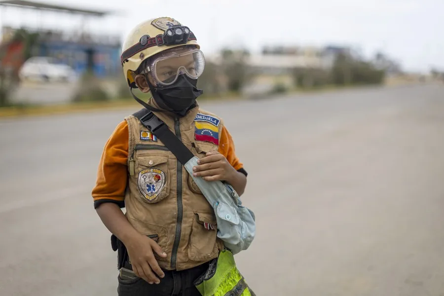 El pequeño héroe de La Guaira que rescató a un perro y un gato tras el terremoto