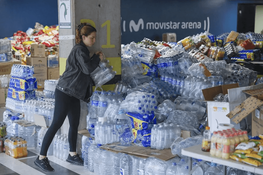 Con más 2,000 fallecidos, Venezuela abre una vía global para recibir ayuda