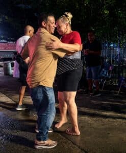 Dominicanos celebran el 4 de julio con música, parrilladas y un espectáculo de fuegos artificiales