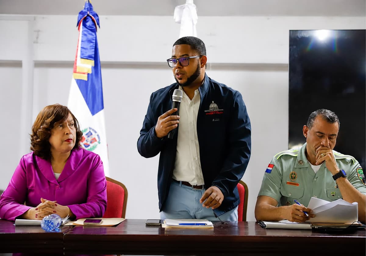 Autoridades revisan necesidades de los sectores durante Mesa de Seguridad en Santiago