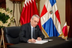 Abinader firma libro de condolencias por muerte del exgobernante de Qatar